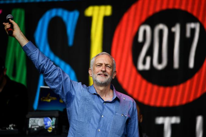 Jeremy Corbyn med drugim zagovarja ponovno podržavljanje podjetij in še večjo javno porabo. | Foto: Reuters