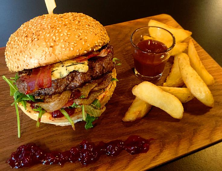 Unikaten jelenov "smoked John Deere" burger | Foto: