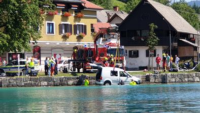 Avto pristal v Blejskem jezeru in povozil eno osebo #foto