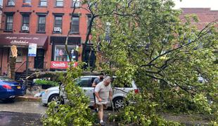 Tropska nevihta pustošila po ZDA, umrli trije ljudje #video