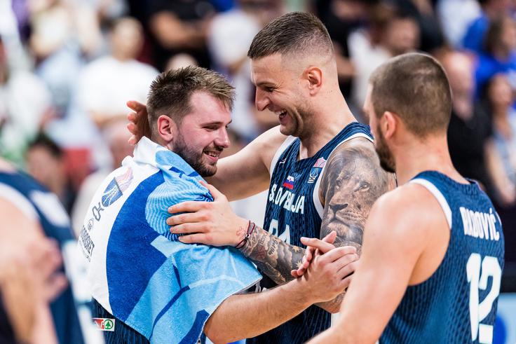 Veliko veselje Luke Dončića, Alena Omića in Roka Radovića | Foto: Guliverimage