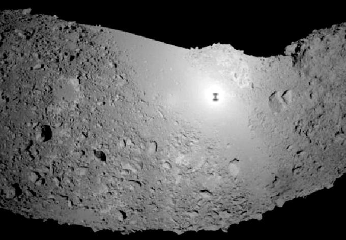 Znanstveniki domnevajo, da so na asteroidu Ryugu večje količine organskega materiala in vode izpred 4,6 milijarde let, ko se je rodilo naše Osončje. | Foto: Reuters