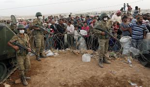 Civilisti bežijo iz Kobaneja pred islamskimi skrajneži (video)