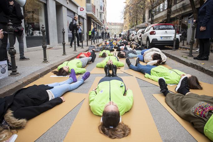 Na Igriški ulici v Ljubljani se je ob predstavitvi projekta Vizija nič 88 prostovoljcev uleglo na ulico in tako predstavilo 88 letošnjih smrtnih žrtev v prometu. | Foto: STA ,