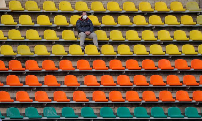 Takole je te dni na nogometnih tekmah beloruske lige, ki je ena redkih na svetu, ki je koronakriza (še) ni prekinila. | Foto: Reuters