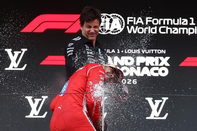 Monte Carlo Lewis Hamilton Toto Wolff | Toto Wolff in Lewis Hamilton sta bila skupaj na zmagovalnem balkonu v Monte Carlu, ko je zmagal Kimi Antonelli. | Foto Reuters