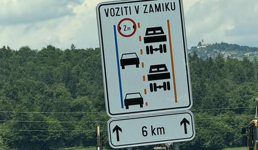 Če bi vsi res peljali 60 km/h? To se dogaja okrog novega prometnega znaka.