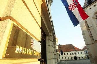 Zaradi snega popustila steklena streha hrvaškega sabora