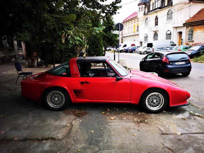 Čeprav je nosil napise "targa", to ni bil pravi porsche. Avtomobil je kljub neznanemu izvoru nosil uradno registrsko oznako. | Foto: Gregor Pavšič