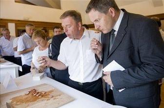 Naporen izbor najboljše kranjske klobase (FOTO)