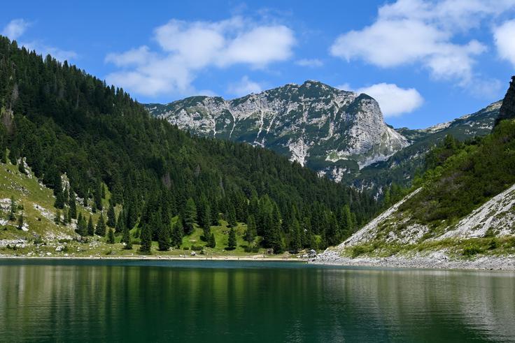 Krnsko jezero in Velika Baba v ozadju | Foto: Matej Podgoršek