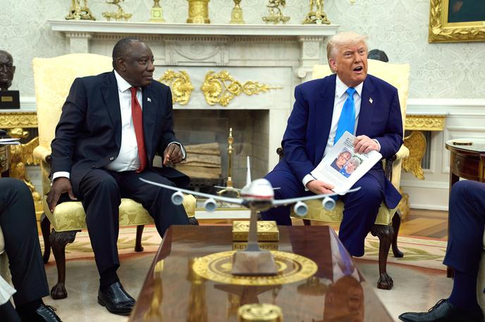 Cyril Ramaphosa in Donald Trump | Srečanje Cyrila Ramaphose in Donalda Trump je med drugim zaznamoval Trumpov izbruh na vprašanje novinarja televizije NBC o letalu boeing 747, ki ga namerava sprejeti kot darilo katarske vlade. | Foto Guliverimage