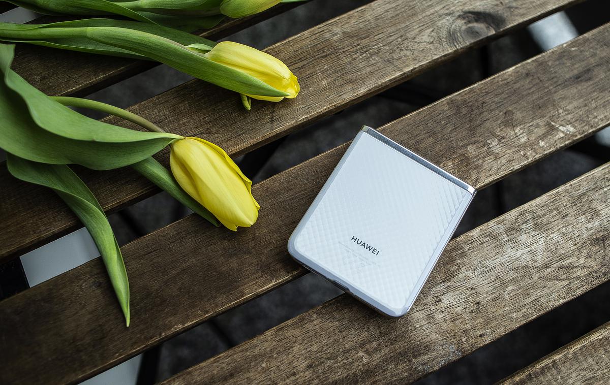 HUAWEI P50 Pocket | Pregibni telefon Huawei P50 Pocket ni med prvimi pregibneži na trgu, a vendarle prinaša nekaj svežine in novosti. | Foto Ana Kovač