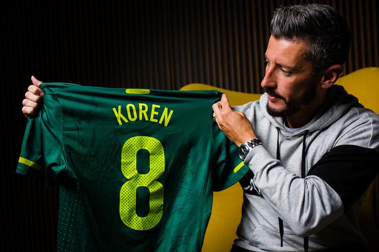 Robert Koren Na intervju je prinesel tudi dres, v katerem je zadel za zmago proti Alžiriji. | Foto: Grega Valančič/Sportida