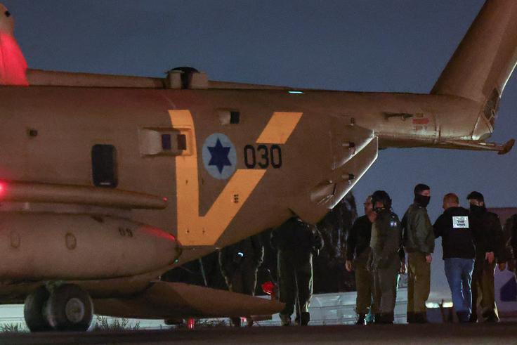 Helikopter s tremi talkami onb pristanku ob zdravstvenem centru Sheba v Ramat Ganu. | Foto: Reuters
