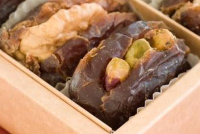 Praznični recept: Z domačim marcipanom polnjeni dateljni