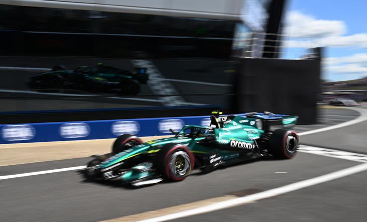 Agonija Fernanda Alonsa v Aston Martinu se nadaljuje. | Foto: Reuters