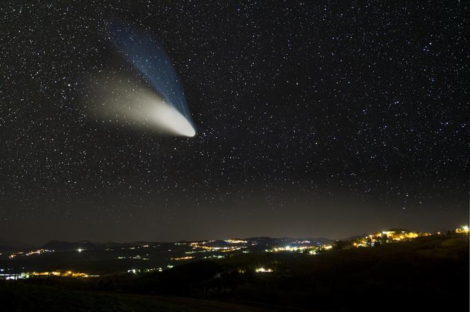Prihod kometa Hale-Bopp velja za enega najbolj epskih vesoljskih prizorov, kar smo jih v sodobnih časih lahko opazovali z Zemlje. Ta fotografija je nastala leta 1997. | Foto: Shutterstock
