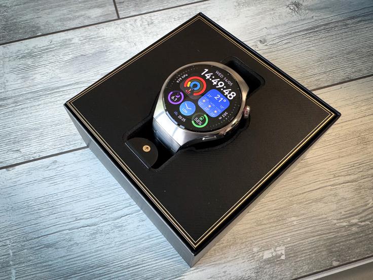Vsem izvedbam pametne ure Huawei Watch 5 je skupen zaslon LTPO 2.0 z ločljivostjo 466 x 466 pik in svetilnostjo do tri tisoč nitov, ki bi morala premagati tudi najmočnejšo sončno svetlobo. | Foto: Lana M. Orel