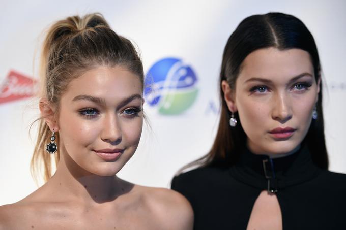 Ena od glavnih novic v zvezi z letošnjo revijo je tudi ta, da bosta na njej hodili obe sestri Hadid, Gigi (levo) in Bella (desno). | Foto: Getty Images