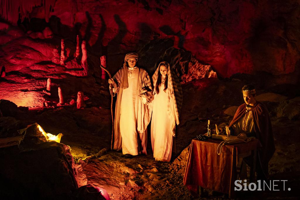 Žive jaslice v Postojnski jami