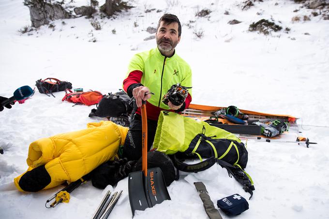 Strokovni sodelavec Planinske zveze Slovenije, alpinistični inštruktor in gorski reševalec Matjaž Šerkezi med prikazom obvezne opreme, ki pozimi spada v planinski nahrbtnik. | Foto: Matic Klanšek Velej/Sportida