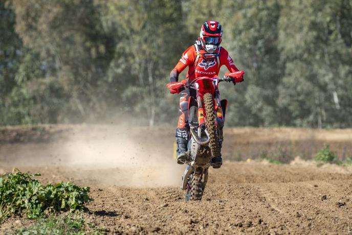 Gajser kmalu na motorju, tekmeci dirkajo na Sardiniji