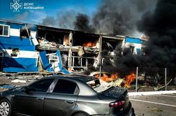 Rusi nad Ukrajino z 200 droni: ubitih sedem ljudi, uničena tovarna #vŽivo