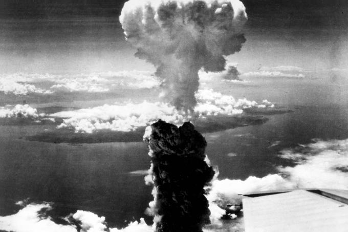 Za primerjavo: atomska bomba, ki je opustošila Hirošimo, je imela 15 kiloton, razneslo pa jo je manj kot 600 metrov nad tlemi.  | Foto: Reuters