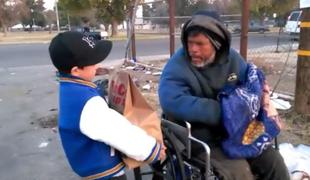 Prvošolec, ki je svoja darila namenil brezdomcem