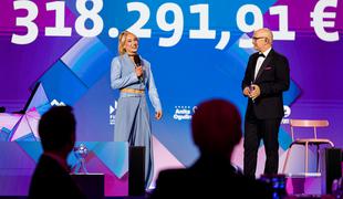Janja Garnbret s podporniki zbrala skoraj 320.000 evrov in dobrodelno palico predala Tinetu Urnautu