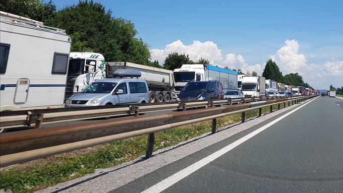 Najbolje je, da se na pot odpravite spočiti in pripravljeni na morebitne zastoje, s polnim rezervoarjem goriva, dovolj vode in tudi prigrizki, ki lahko v daljšem zastoju pridejo prav. Prigrizke si pripravimo doma, da ne bomo toliko posegali po manj zdravih možnostih, ki so nam na voljo ob cestah. | Foto: Metka Prezelj