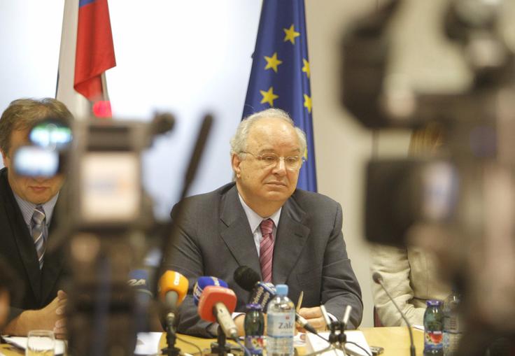 Poletna vročina ne dene dobro slovenskim vladam. Že leta 2000 se je takratna Bajukova vlada ujela v nepotrebno zanko. | Foto: STA