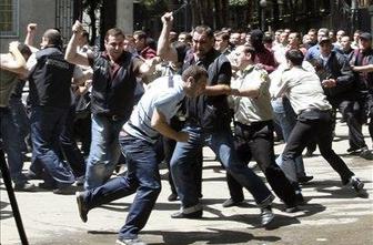 V Tbilisiju policija nasilno razgnala protestnike