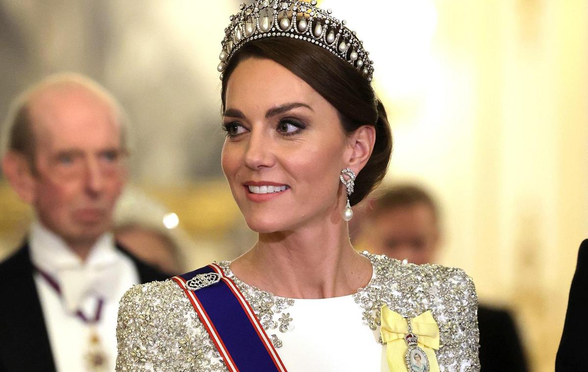 Kate Middleton | Middletonova je nosila tudi uhane princese Diane z biseri in diamanti ter biserno zapestnico pokojne kraljice Elizabete II., ki se je ujemala z njeno tiaro. | Foto Profimedia