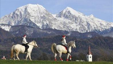 Bosonogi gredo že tretjič na Triglav (video)