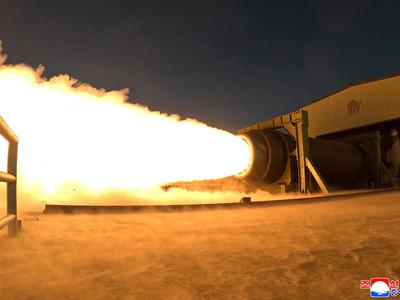 Severnokorejski voditelj nadzoroval izstrelitev rakete