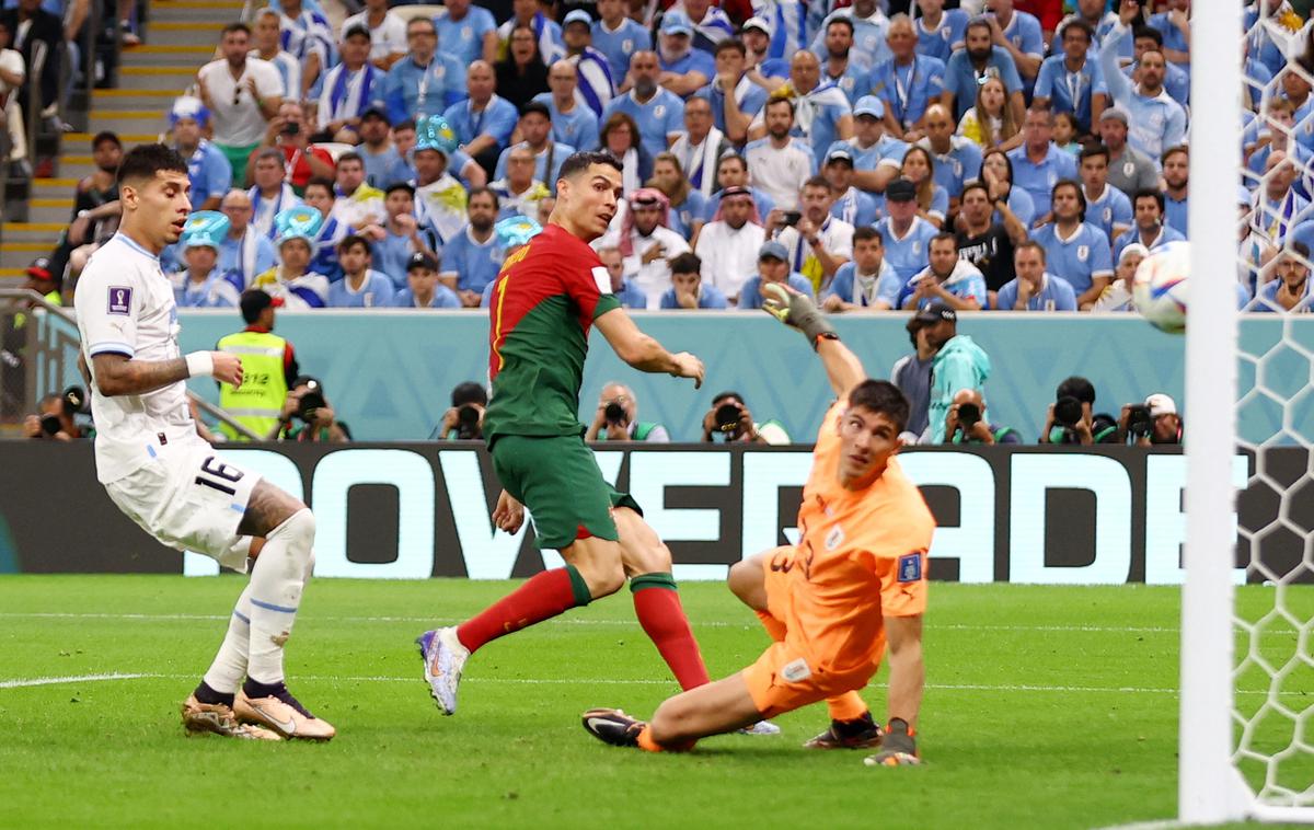 SP Portugalska Urugvaj Cristiano Ronaldo | Posebna tehnologija v žogi je potrdila, da se Cristiano Ronaldo pri prvem golu Portugalcev ni dotaknil žoge. Oba gola je tako dosegel Bruno Fernandes. | Foto Reuters