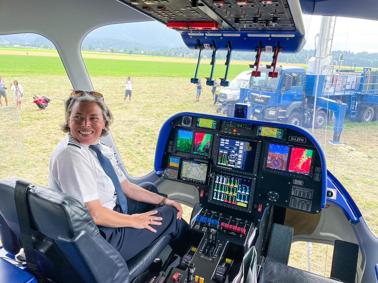 Katherine Board je le ena izmed dveh pilotk cepelinov na svetu. | Foto: Gašper Pirman