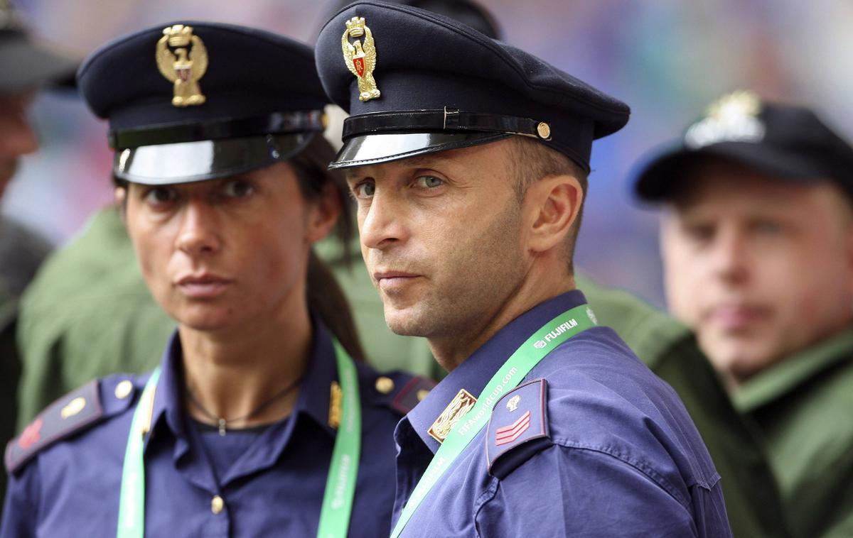 italijanska policija | Protestniki očitajo policistom, da so mladeniča preganjali iz rasističnih razlogov in namerno povzročili njun padec. Milansko tožilstvo preiskuje dogodek, policija pa se do tega še ni uradno opredelila. | Foto Guliverimage