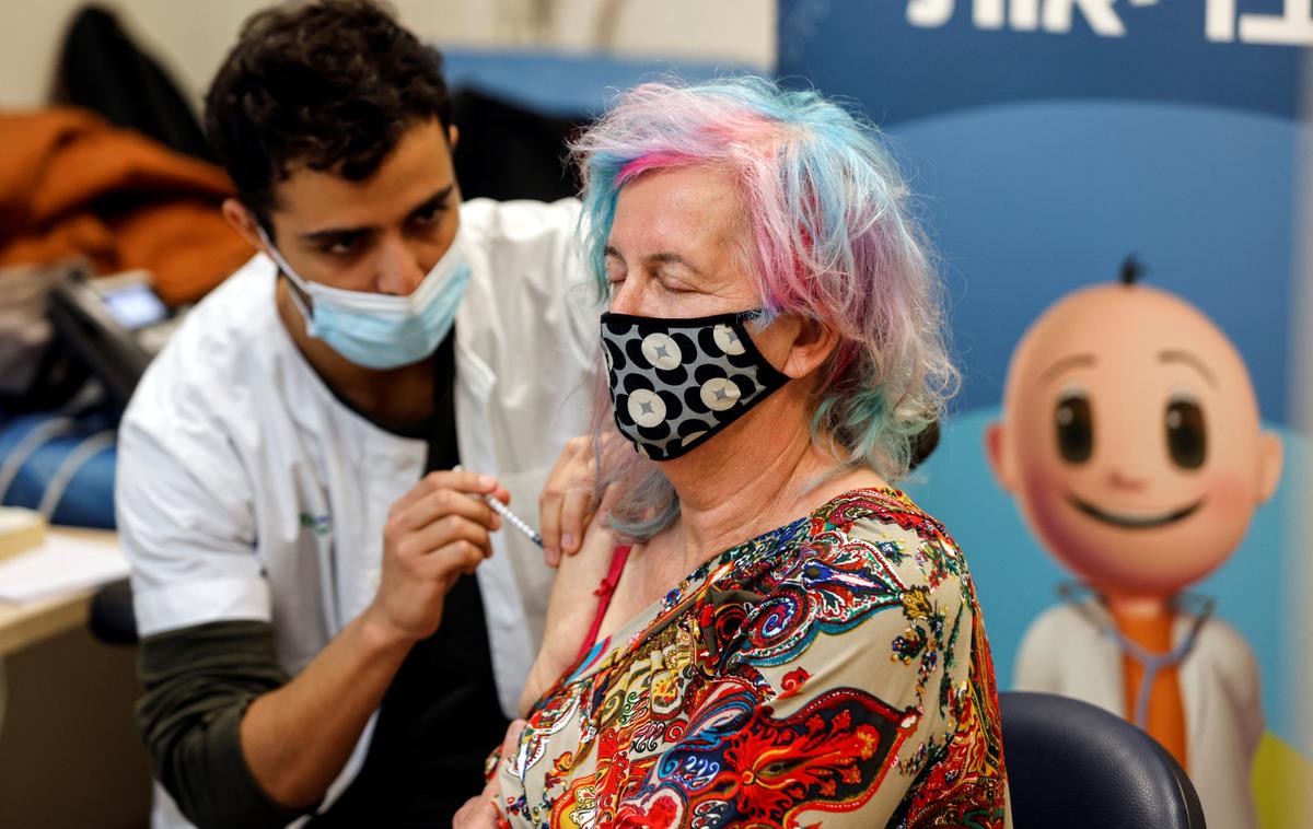 Izrael. covid-19 | Izrael je odobril četrti odmerek cepiva za imunsko kompromitirane, starejše od 60 let in zdravstvene delavce. | Foto Reuters