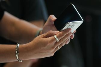Sedem let po Samsungu tudi Apple predstavil prvi zložljivi telefon
