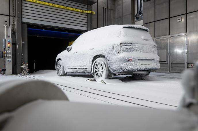 Mercedes GLB | Za kamuflažo zunanjosti so poskrbeli kar z umetno povzročenim snežnim viharjem v lastnem tehničnem centru.  | Foto Mercedes-Benz