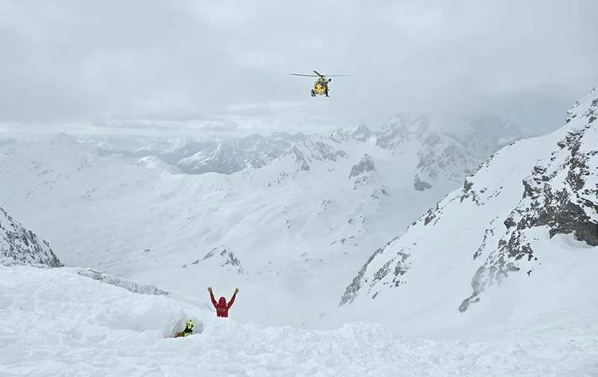 plaz, alpinisti, Južna Tirolska | Planinca, ki sta nesrečo preživela, zdravijo v bolnišnici v Bolzanu.  | Foto X/@Infofatti