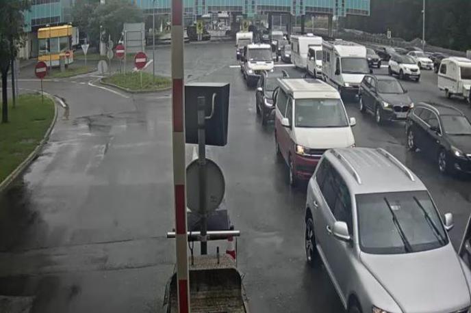 Cestninska postaja Hrušica. | Gorenjski policisti jutri pričakujejo še večjo gnečo proti Avstriji.  | Foto DARS