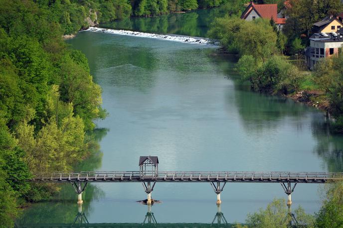 Reka Krka | Pogrešano osebo so potapljači iskali že drugi dan zapored.  | Foto STA