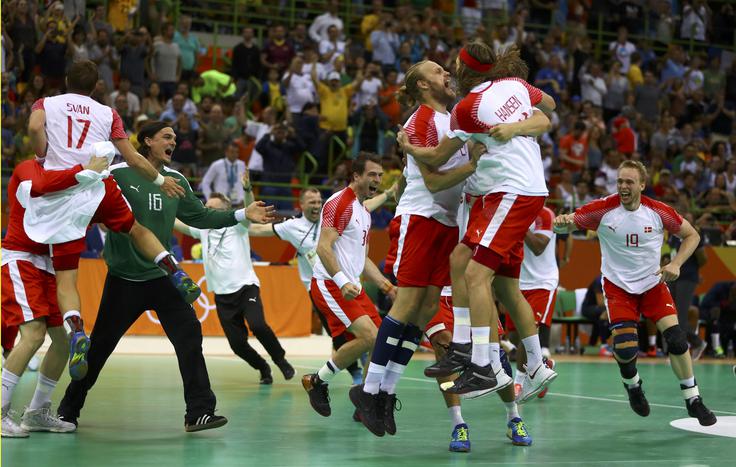 Veselje Dancev po zgodovinskem prvem olimpijskem naslovu v rokometu. | Foto: Reuters
