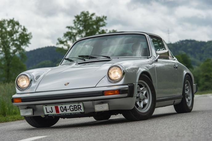 Porsche 911 S 1975 | Ena najbolj zanimivih izkušenj leta je bila nekajdnevno potepanje po Sloveniji s tem Porschejevim lepotcem – starodobnim 911 v izvedbi targa iz leta 1975. | Foto Gašper Pirman