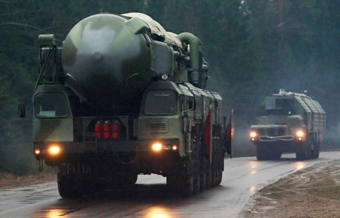 Ruska doktrina o jedrskem orožju ruskim oblastem med drugim daje pooblastijo, da preudarijo o uporabi jedrskega orožja v primeru, če bi bila Rusija tarča napada z orožjem za množično uničevanje ali če je ogrožen sam obstoj države.   | Foto: AP / Guliverimage