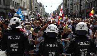 Kaos v Berlinu: letelo kamenje in steklenice, policisti odgovorili s solzivcem